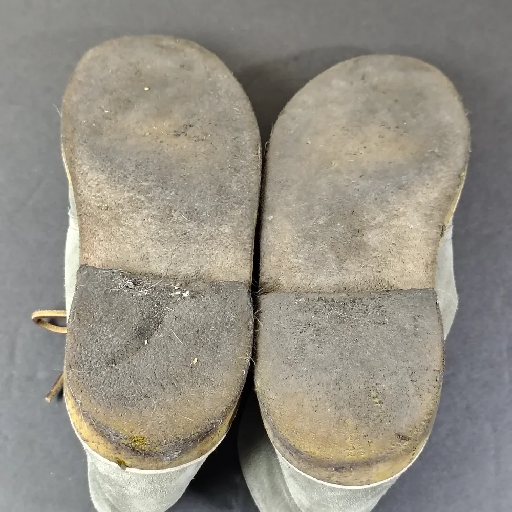 Clarks Desert Boots Mens 7.5 Grey Suede Crepe Sole Chukka Boots 13292